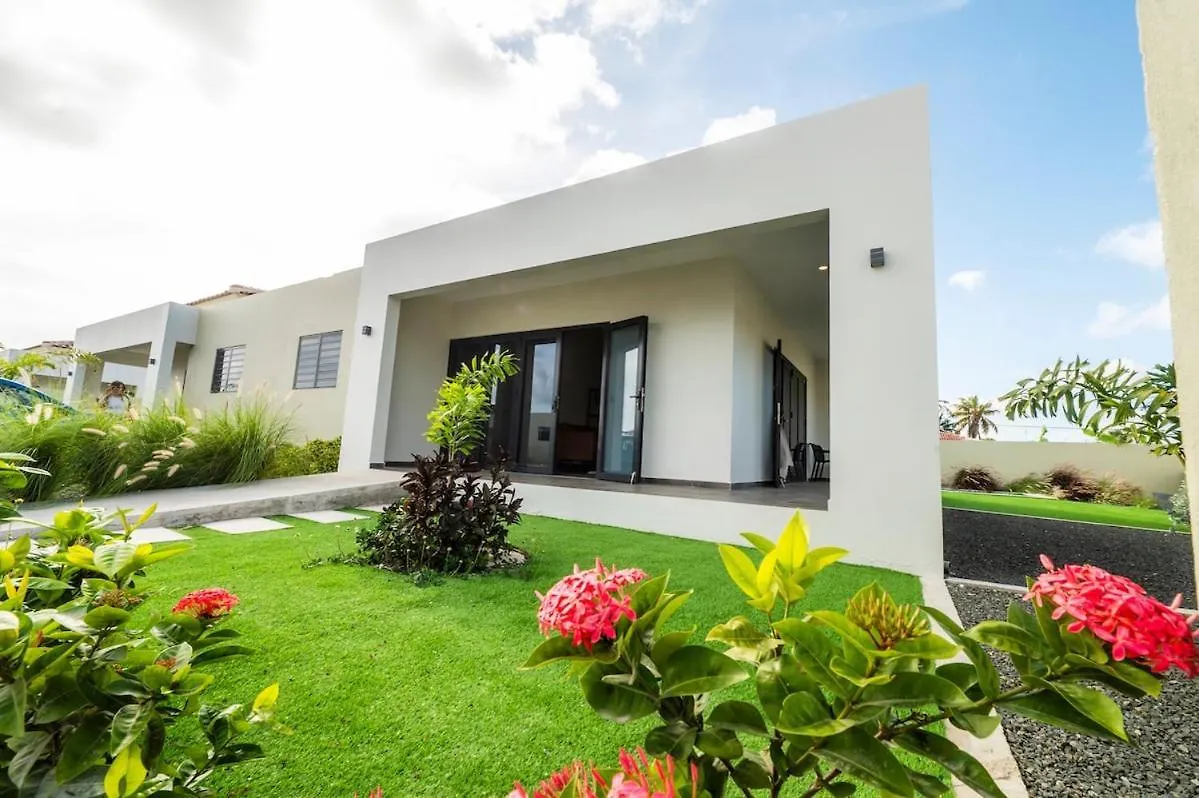Sunny Villa Blenchi W Private Outdoor Pool! Willemstad