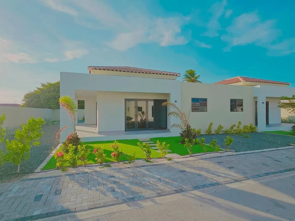 Sunny Villa Blenchi W Private Outdoor Pool! Willemstad